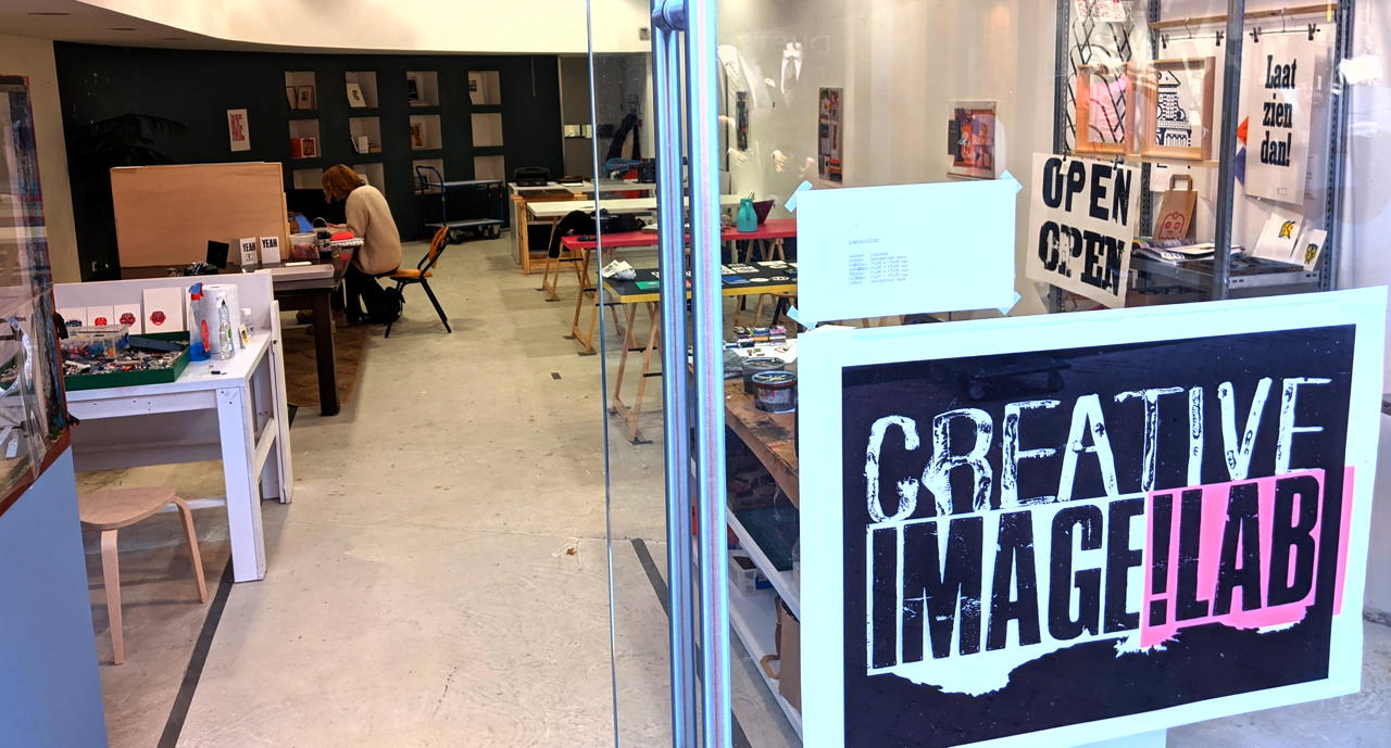 De ruimte van buiten naar binnen bekeken.