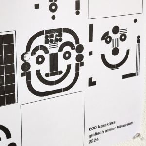 Detail van een poster met daarop een aantal gestileerde gezichten of maskers in zwart op wit. Rechtsonder de tekst 600 karakters, grafisch atelier hilversum, 2024.