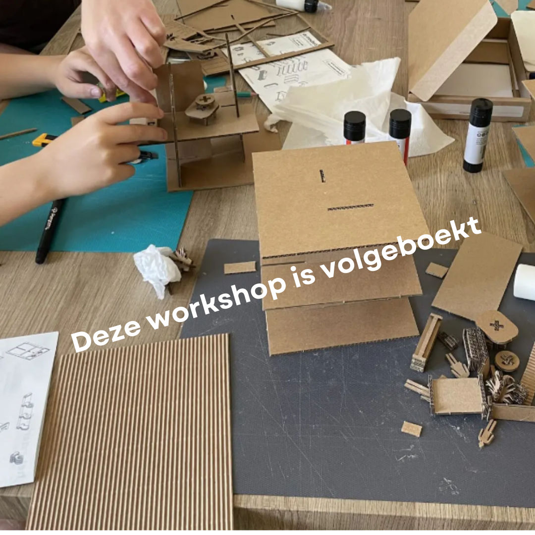 Foto van kartonnen maquettes. Linksboven handen die een onderdeel vastzetten, Lijmstiften en een snijmat. Daarover in wit de tekst 'Deze workshop is volgeboekt.'