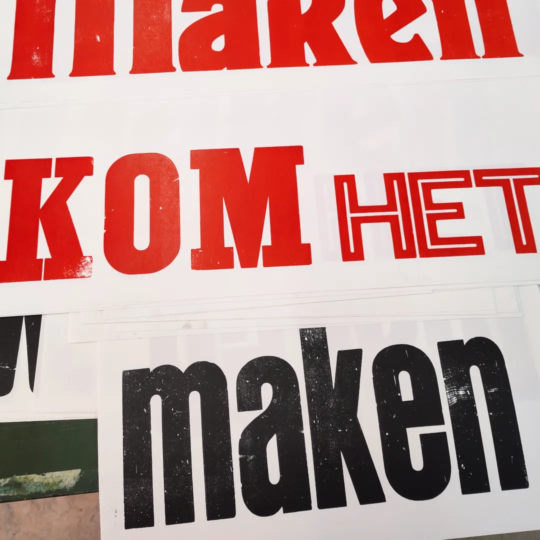 Kom het Maken in verschillende drukletters.
